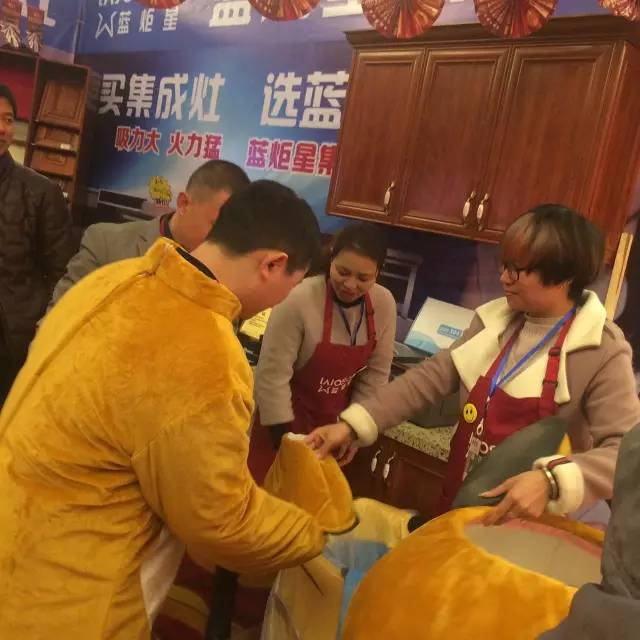 藍炬星集成灶展區(qū)