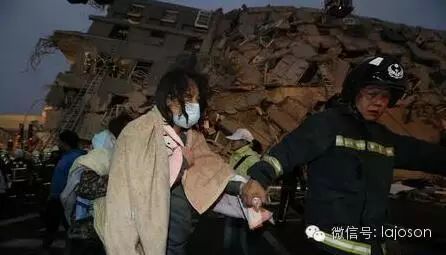 被困大樓，搜救人員進(jìn)行搜救