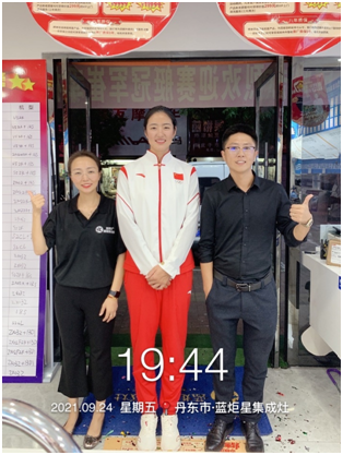藍炬星集成灶，冠軍之選！東港奧運賽艇冠軍崔曉桐烹飪“神器”新選擇